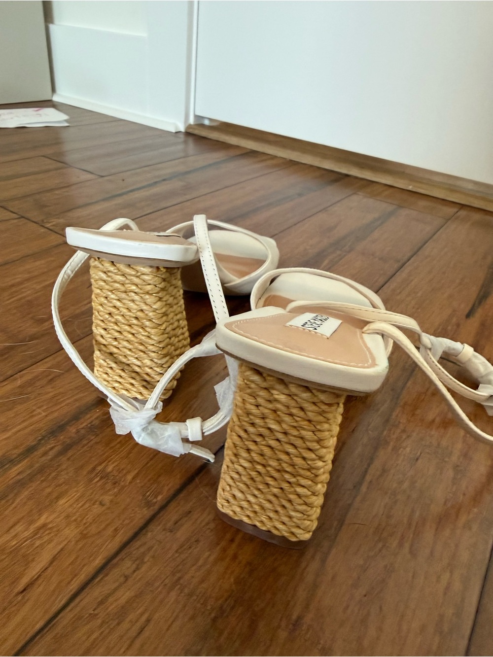 STEVE MADDEN
ROZLYN SANDAL WHITE LEATHER size 10 - Picture 7 of 14